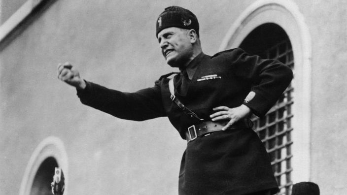Mussolini redet mit geballter Faust