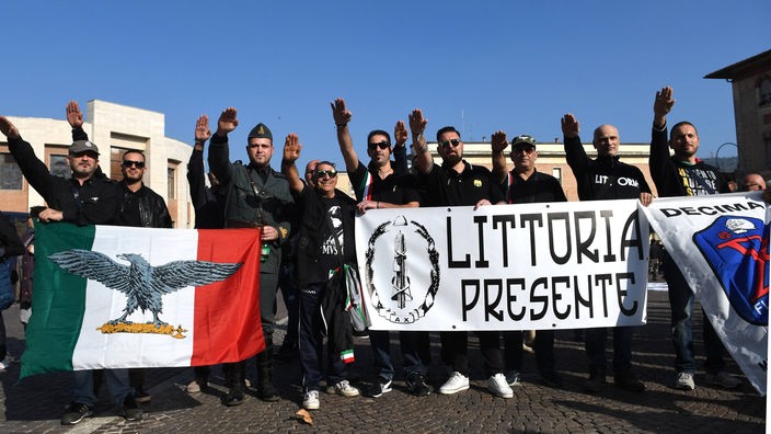 Italienische Neofaschisten zeigen den Faschistengruß