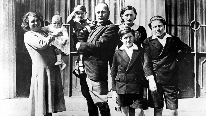 Auf diesem Schwarzweiß-Foto ist Mussolini mit seiner Ehefrau Rachele und den fünf Kindern zu sehen.