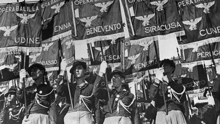 Jungen in Uniform bei einem Aufmarsch der Faschisten