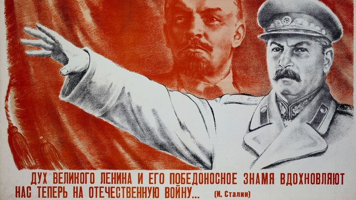Plakat: Gestikulierender Stalin in Uniform, hinter ihm eine Fahne mit dem Porträt Lenins.
