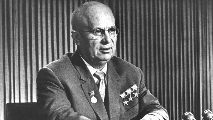 Schwarzweiß-Foto: Nikita Chruschtschow bei einer Fernsehansprache 1962. | Bildquelle: wdr Schwarzweiß-Foto: Nikita Chruschtschow bei einer Fernsehansprache 1962.