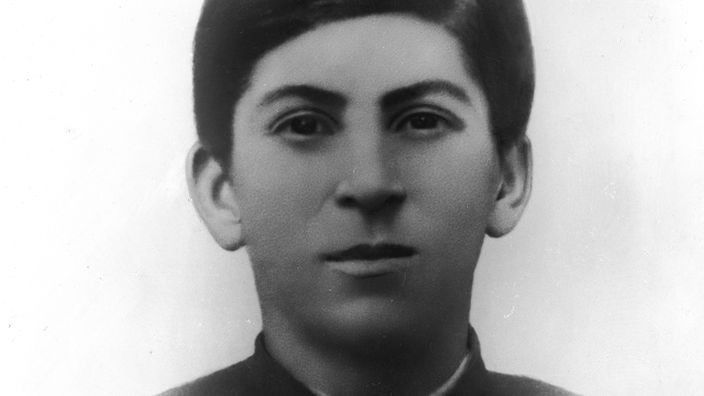 Schwarzweiß-Porträt des jungen Stalin