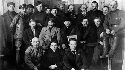 Schwarzweiß-Foto: Stalin, Lenin, Kalinin auf dem achten Parteitag 1919, Gruppenbild aller beteiligten Delegierten.