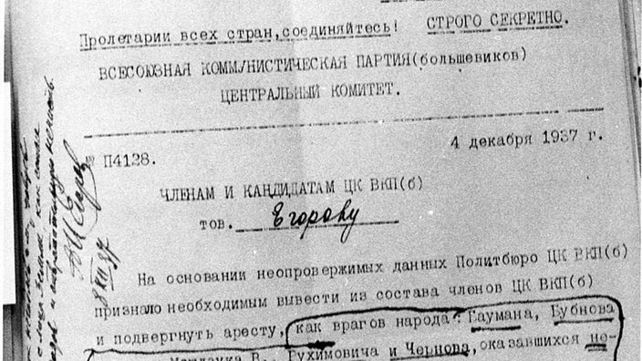 Blick auf ein Papier in russischen Schreibmaschinenlettern, daneben handschriftliche Anmerkungen.