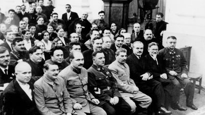 Schwarzweiß-Foto vom achten Sowjetkongress 1936: Chruschtschow, Schdanow, Kaganowitsch, Woroschilow, Stalin, Molotow, Kalinin und Tuchaschewski in der ersten Reihe.