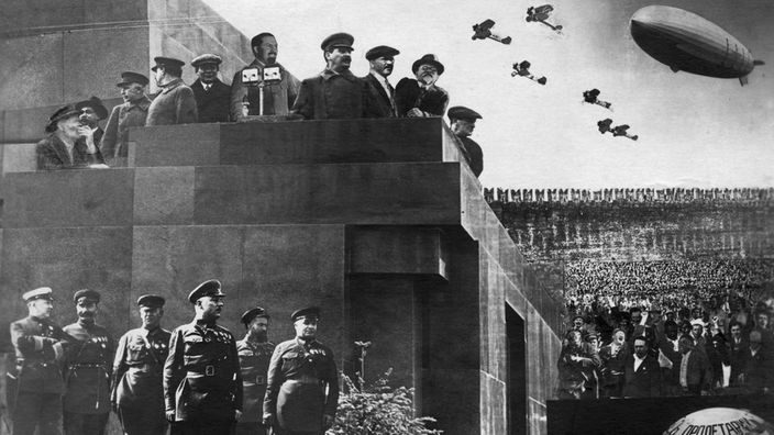 Fotomontage: Stalin bei einer Militärparade