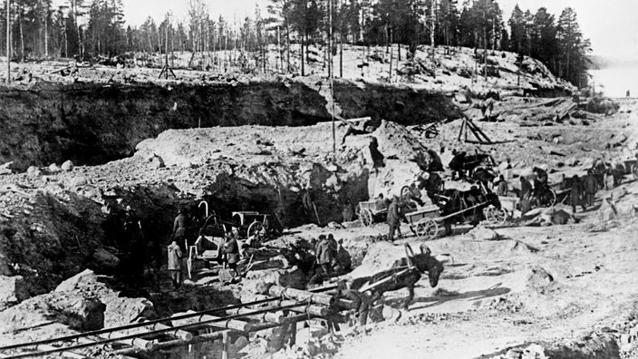 Schwarzweiß-Foto: Zwangsarbeiter im Steinbruch