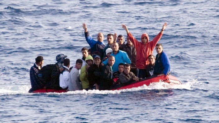 Flüchtlinge auf einem kleinen Boot.