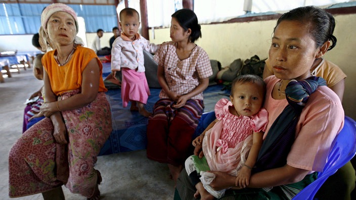 Flüchtlinge aus Myanmar warten in einem provisorischen Krankenhaus auf einen Arzt. | Bildquelle: epa/dpa/Rungroj Yongrit Flüchtlinge aus Myanmar warten in einem provisorischen Krankenhaus auf einen Arzt.