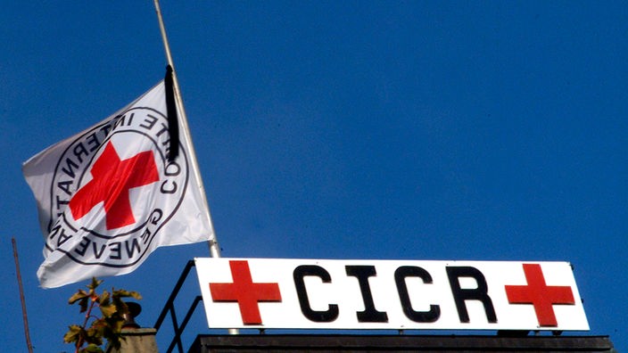 Eine Flagge weht über dem Hauptquartier des Internationalen Roten Kreuzes in Genf.