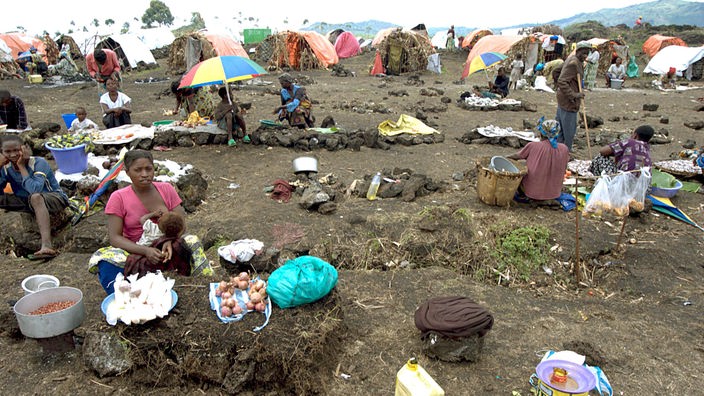 Auf einem unbelebten Marktplatz in einem kongolesischen Lager für Binnenflüchtlinge 2007 werden kärgliche Waren angeboten.