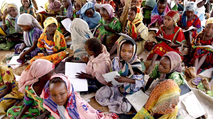 Mädchen in einer provisorischen Grundschule in einem Flüchtlingslager im Tschad.