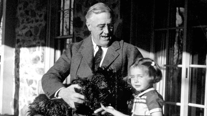 Franklin D. Roosevelt im Rollstuhl mit Enkelin.