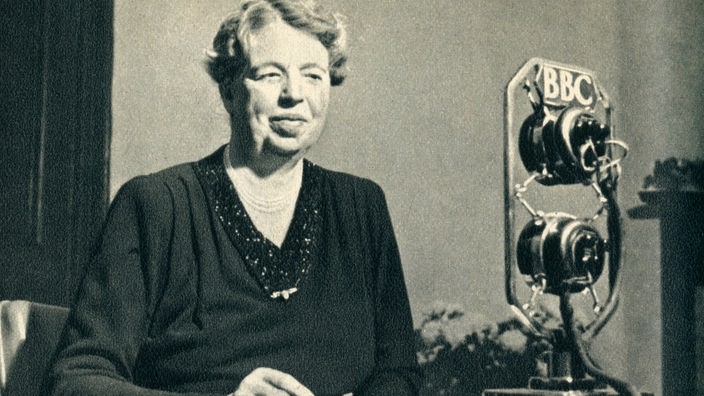 Eleanor Roosevelt vor einem Mikrofon der BBC