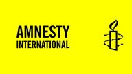 Mehrere Fähnchen mit dem Logo von Amnesty International