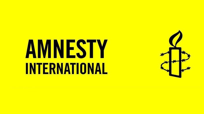 Mehrere Fähnchen mit dem Logo von Amnesty International