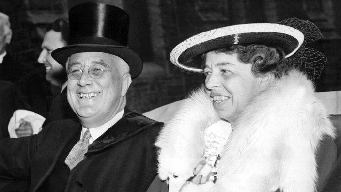 US-Präsident Franklin D. Roosevelt und seine Frau Eleanor Roosevelt in festlicher Kleidung beim Verlassen des Ostergottesdienstes 1938 | Bildquelle: WDR / dpa US-Präsident Franklin D. Roosevelt und seine Frau Eleanor Roosevelt in festlicher Kleidung beim Verlassen des Ostergottesdienstes 1938