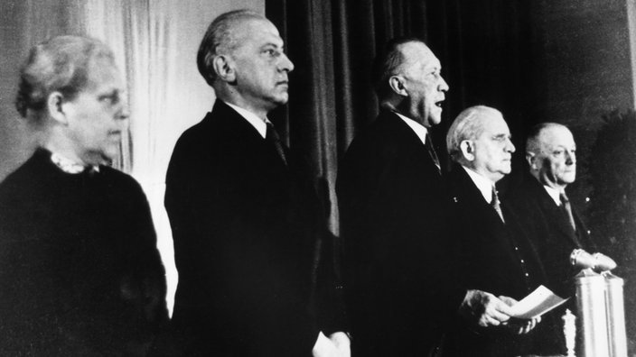Anlässlich der Gründung der Bundesrepublik Deutschland spricht Konrad Adenauer im Parlament und verkündet offiziell das Grundgesetz am 23. Mai 1949. | Bildquelle: akg Anlässlich der Gründung der Bundesrepublik Deutschland spricht Konrad Adenauer im Parlament und verkündet offiziell das Grundgesetz am 23. Mai 1949.