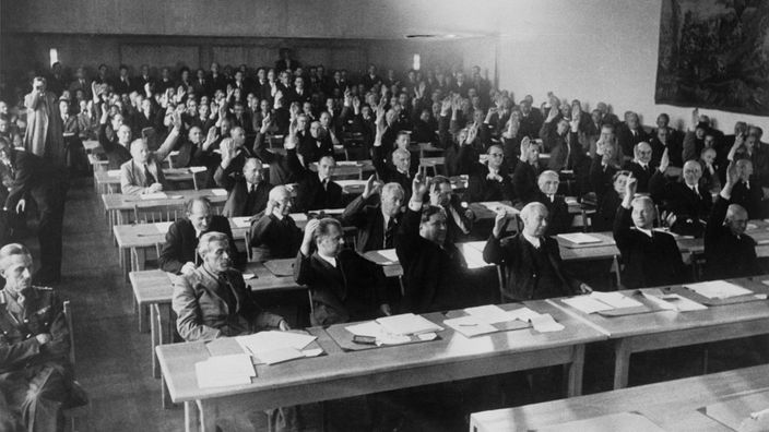 Der Parlamentarische Rat 1948/1949 tagt, um den Vizepräsidenten zu wählen.