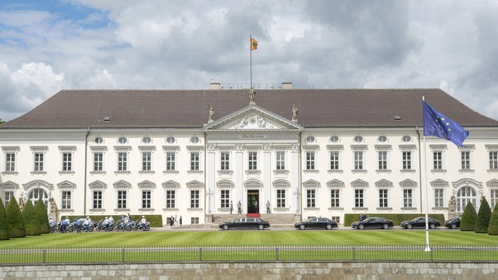 Das Schloss Bellevue in Berlin mit europäischer Flagge.