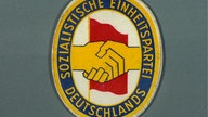 Das Logo der Sozialistischen Einheitspartei Deutschlands (SED) in der DDR.