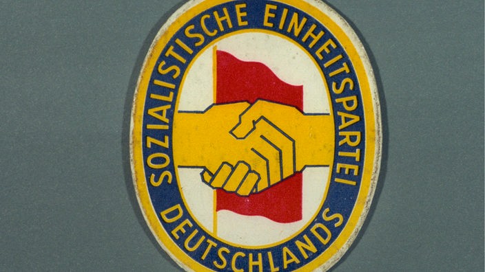Das Logo der Sozialistischen Einheitspartei Deutschlands (SED) in der DDR.