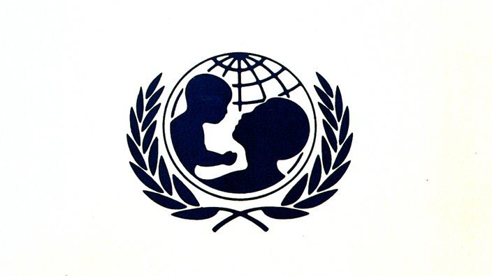 UNICEF-Logo: Stilisierte Erde mit Kind und Erwachsenem. Die Erde wird umfasst von zwei Lorbeerzweigen.