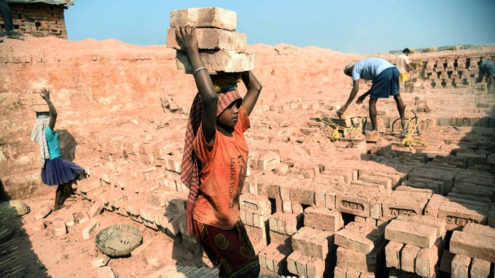 Kinder arbeiten in einer Ziegelsteinfabrik in Kalkutta, Indien