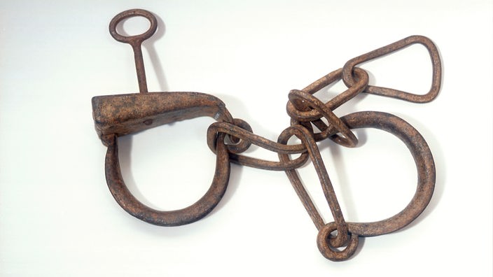 Handschellen, mit denen afrikanische Sklaven gefesselt wurden.