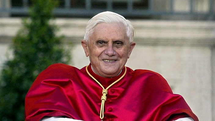 Papst Benedikt XVI. in purpur-rotem Gewand