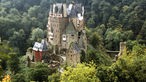 Burg Eltz auf einem bewaldeten Hügel