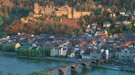 Die Altstadt von Heidelberg mit Neckar und Schloss Heidelberg