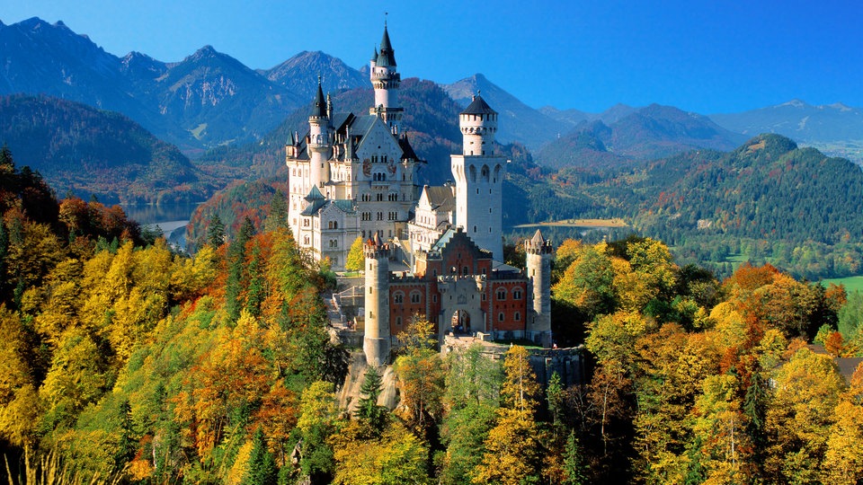 Schloss Neuschwanstein vor der Kulisse der Alpen