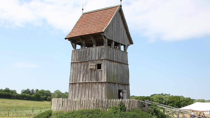 Holzturm einer frühen Burg.