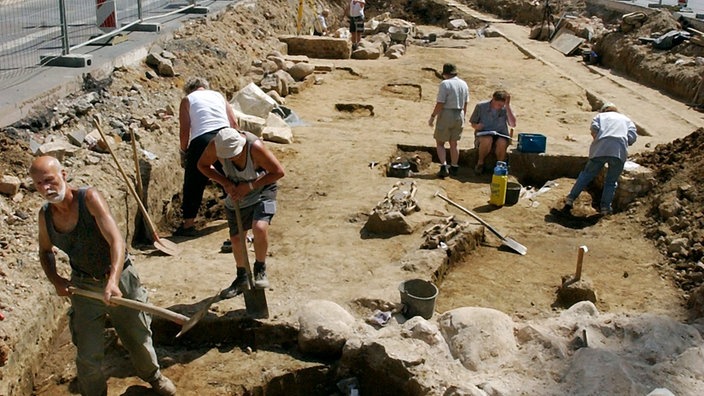 Archäologen auf einer Ausgrabung in der Leipziger Innenstadt. | Bildquelle: ZB/Waltraud Grubitzsch Archäologen auf einer Ausgrabung in der Leipziger Innenstadt.