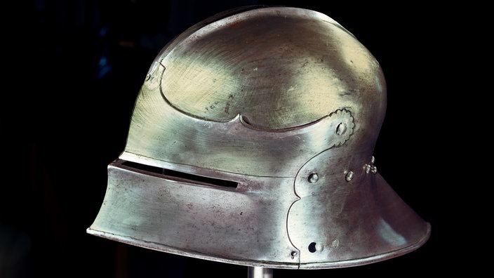 Ritterhelm mit kleinem Sehschlitz | Bildquelle: Interfoto/Bildarchiv Hansmann Ritterhelm mit kleinem Sehschlitz
