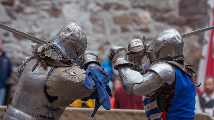 Nachgestellte Szene: Zwei Ritter beim Schwertkampf