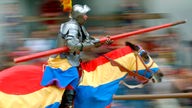 Reiter auf einem Pferd während der Ritterspiele