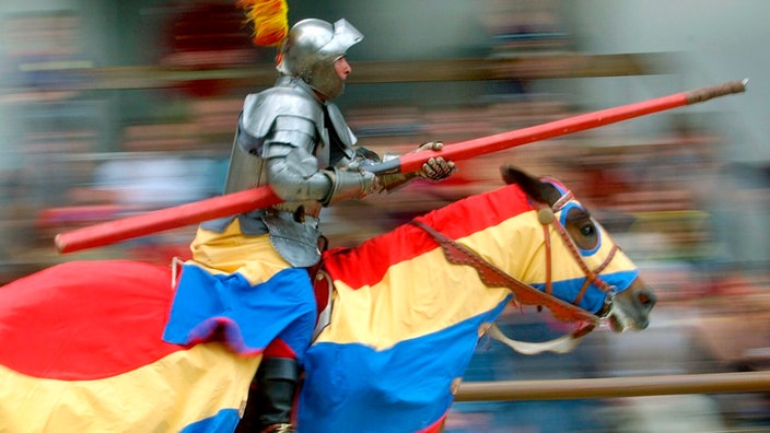 Reiter auf einem Pferd während der Ritterspiele | Bildquelle: picture-alliance / ZB Reiter auf einem Pferd während der Ritterspiele