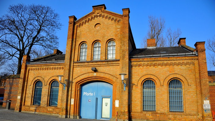 Außenaufnahme der Justizvollzugsanstalt Plötzensee | Bildquelle: dpa Picture-Alliance / Doris Spi; Außenaufnahme der Justizvollzugsanstalt Plötzensee