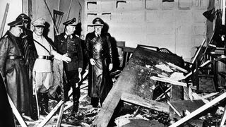 Reichsmarschall Hermann Göring (helle Uniform) und der Chef der "Kanzlei des Führers", Martin Bormann (l.), bei der Besichtigung des Attentatsortes