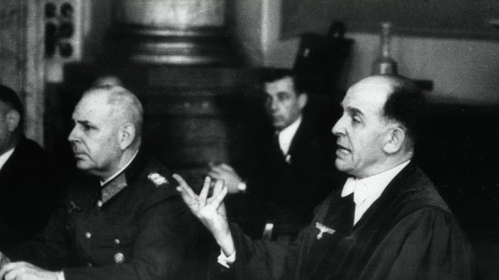 Der Präsident des Volksgerichtshofs Roland Freisler während einer Verhandlung