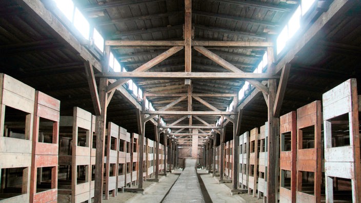 Blick in eine Holzbaracke mit Etagenbetten im ehemaligen Konzentrationslager Auschwitz-Birkenau.