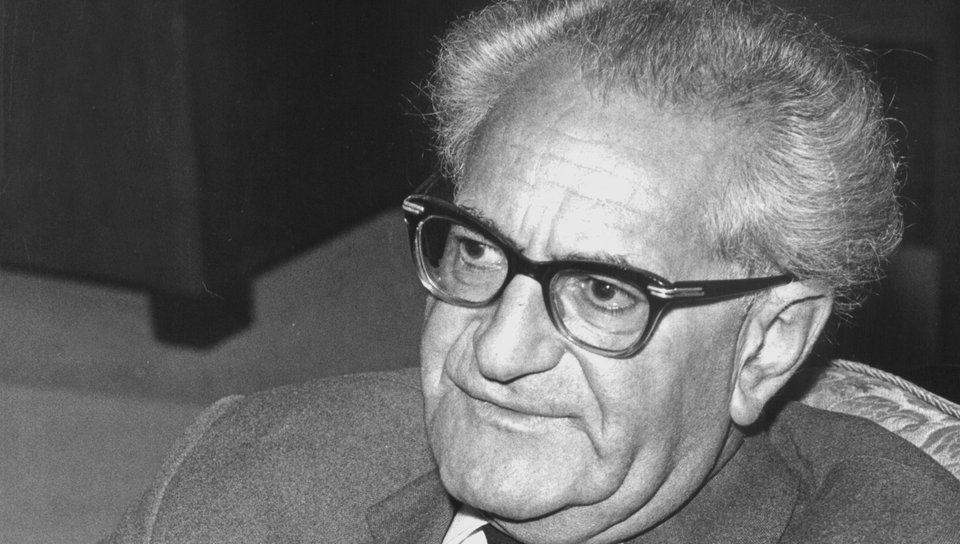 Fritz Bauer sitzt auf einem Stuhl | Bildquelle: dpa Fritz Bauer sitzt auf einem Stuhl