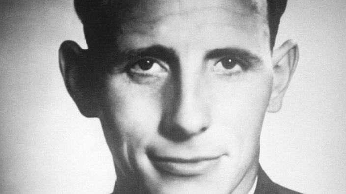 Schwarz-Weiß-Foto Otto-Ernst Remers. Er trägt Uniform, einen strengen Seitenscheitel und blickt in die Kamera. | Bildquelle: akg Schwarz-Weiß-Foto Otto-Ernst Remers. Er trägt Uniform, einen strengen Seitenscheitel und blickt in die Kamera.