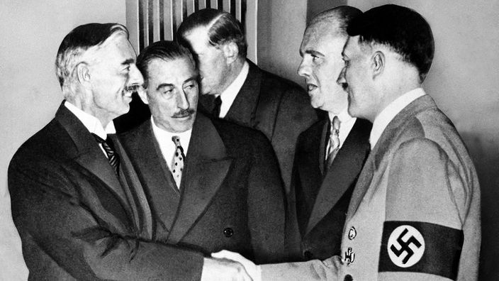 Schwarz-weiß-Bild: Münchner Abkommen, September 1938: der englische Premierminister Neville Chamberlain und Adolf Hitler.