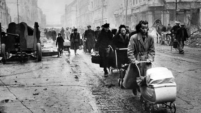 Schwarz-weiß-Bild: Berlin 1945: Überlebende in einer zerstörten Stadt.