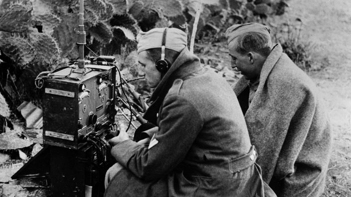 Schwarz-weiß-Bild: Funker der deutschen Wehrmacht beim Afrikafeldzug in Tunesien.