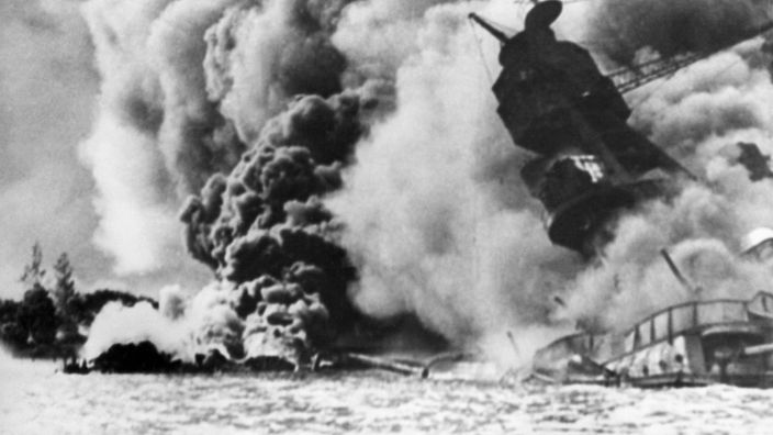 Schwarz-weiß-Bild: Angriff der japanischen Luftwaffe auf den US-Militärstützpunkt Pearl Harbor